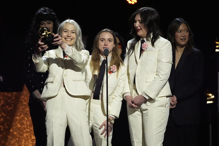 Phoebe Bridgers, Julien Baker y Lucy Dacus, de Boygenius, reciben el premio a mejor álbum de música alternativa por The Record en la 66a entrega anual de los Premios Grammy el domingo 4 de febrero de 2024 en Los Ángeles.&nbsp;