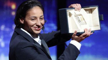 La francesa Nadia Melliti posa con el premio a la mejor actriz en el Festival de Cannes.