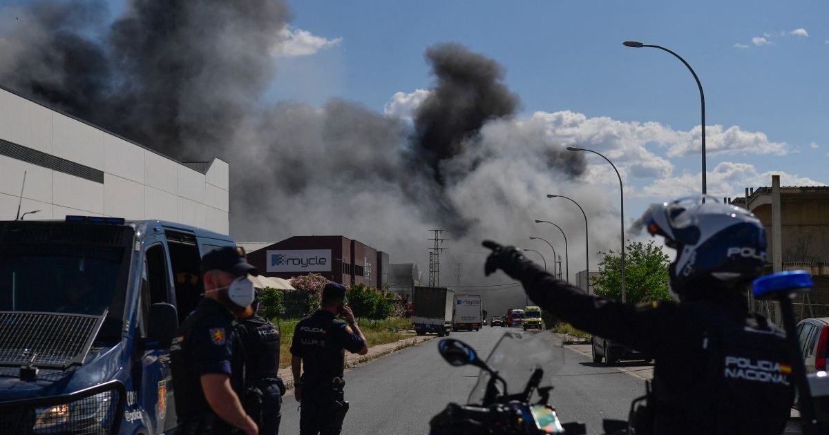 España: 80.000 confinados por incendio en nave de productos químicos cerca de Sevilla