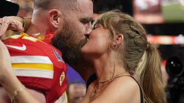 Taylor Swift besa al tight end de los Chiefs de Kansas City Travis Kelce tras la victoria ante los 49ers de San Francisco en el Super Bowl 58, el domingo 11 de febrero de 2024, en Las Vegas.&nbsp;