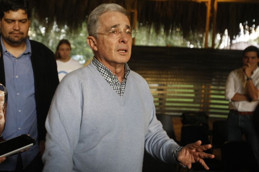 El expresidente y senador colombiano, Álvaro&nbsp;Uribe&nbsp;Vélez, se alista para dar declaraciones a la prensa &nbsp;después de las votaciones para refrendar los acuerdos de La Habana entre el gobierno y la guerrilla de las FARC