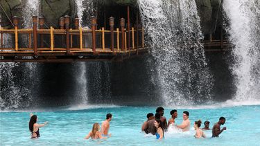 Bañistas disfrutan del lago del nuevo parque acuático Volcano Bay de Universal Resort en Orlando, Florida.&nbsp;