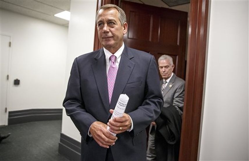 El presidente de la Cámara de Representantes, John Boehner, al frente, y el legislador Bill Johnson, ambos de Ohio, a su salida de una sesión de estrategia a puerta cerrada de los representantes republicanos en el Capitolio, en Washington. (AP)