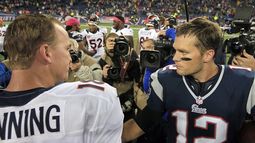El quarterback de los Broncos de Denver, Peyton Manning, izquierda, y el quarterback de los Patriots de Nueva Inglaterra, Tom Brady, se saludan al final de un partido el 7 de octubre de 2012, en Denver. (AP)