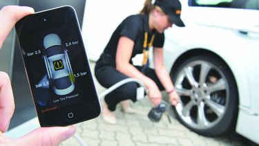 Una trabajadora de la empresa Continental muestra un sistema para controlar la presión del neumático en un smartphone.  Crédito: Julian Stratenschulte/dpa