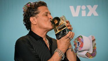 El cantante colombiano Carlos Vives, ganador de la categoría Agente de Cambio, besa el trofeo durante la 22.ª edición de los Premios Juventud, en el Centro de Convenciones Figali de la Ciudad de Panamá, el 25 de septiembre de 2025.