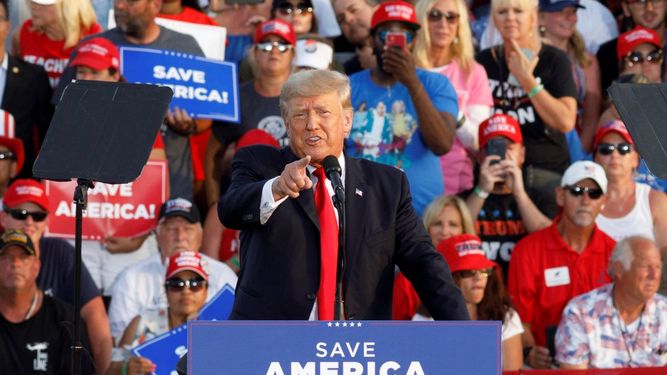 El expresidente Donald Trump habla ante miles de seguirdores en un mitin en Ohio.