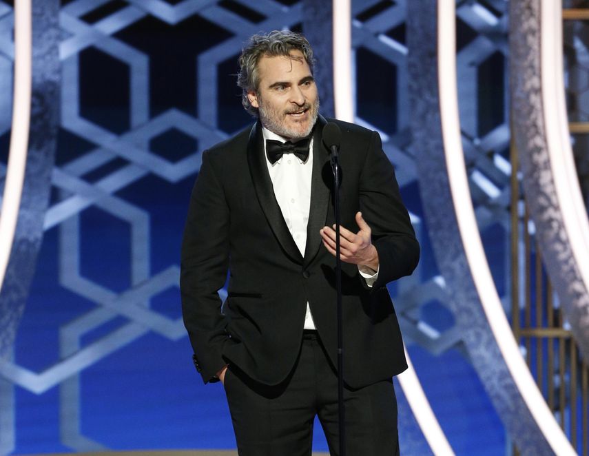 Joaquin Phoenix recibe el Golden Globe al mejor actor de drama, por Joker, el domingo cinco de enero del 2020 en Beverly Hills, California.&nbsp;