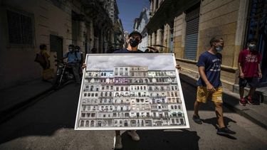El fotógrafo Gabriel Guerra Bianchini posa sosteniendo su fotografía, en La Habana, Cuba, el miércoles 31 de marzo de 2021. El collage de fotos del paisaje urbano de La Habana es el primer NFT, Non-Fungible Token, subastado por un artista residente en Cuba.&nbsp;