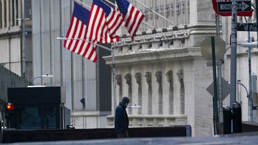 Banderas de Estados Unidos en el edificio que alberga la Bolsa de Nueva York.