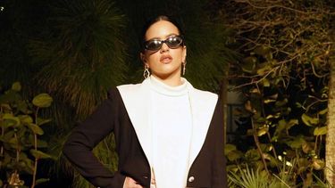 Rosalía llega para un evento que celebra los 100 años de la fragancia Chanel No. 5 durante la Semana del Arte de Miami, el viernes 3 de diciembre de 2021, en el barrio Design District de Miami.&nbsp;