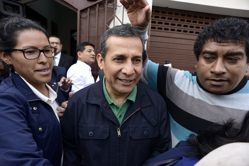 El expresidente de&nbsp;Perú&nbsp;Ollanta Humala abandona junto a su esposa el local de su partido político este jueves 13 de julio de 2017, en Lima, Perú, antes de que el juez Richard Concepción Carhuancho dictara prisión preventiva en su contra.