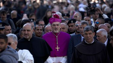 El patriarca latino de Jerusal&eacute;n, Pierbattista Pizzaballa, arriba a la Iglesia de la Natividad, construida sobre el lugar donde los cristianos creen que naci&oacute; Jes&uacute;s, en Bel&eacute;n, Cisjordania, martes 24 de diciembre de 2019.&nbsp;
