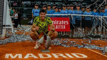 Carlos Alcaraz, de España, posa con el trofeo de ganador tras derrotar a Jan-Lennard Struff, de Alemania, al final de la final masculina en el torneo de tenis Abierto de Madrid en Madrid, España, el domingo 7 de mayo de 2023.&nbsp;