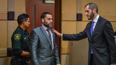 El hispano-estadounidense&nbsp;Pablo&nbsp;Ibar&nbsp;(cen.) es reconfortado por su abogado Joe Nascimiento (der.) durante su juicio este miércoles en el tribunal estatal de Fort Lauderdale, en Florida.