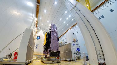 La Agencia Espacial Europea, se ve el Telescopio Espacial James Webb de la NASA durante su instalación en el cohete Ariane 5 que lo pondrá en órbita desde la Plataforma Espacial Europea en la Guyana Francesa.