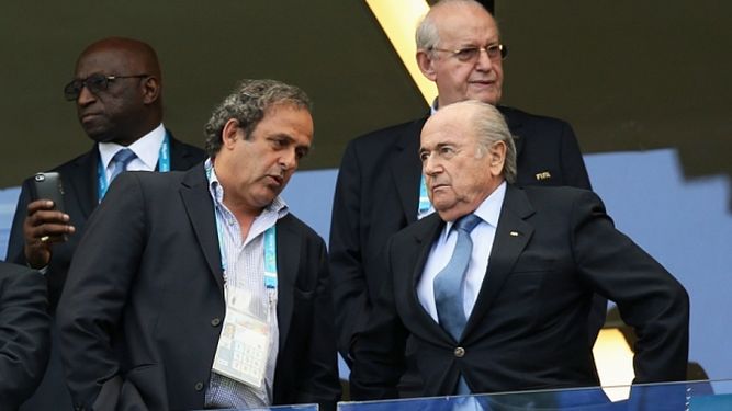 Platini y Blatter fueron suspendidos de sus cargos por 90 días. (ARCHIVO)