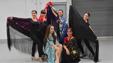 La cantante Ingrid Reino y las bailarinas durante un ensayo del espectáculo Bajo los cielos de Madrid.