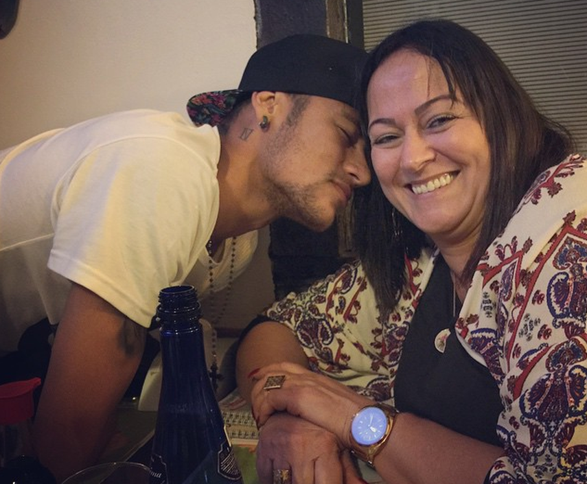Neymar es visto en una fotografía junto con su madre. (Instagram)