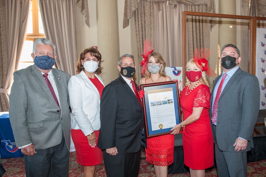 El tasador de la propiedad de Miami-Dade, Pedro García; Digna Cabral, comisionada de la ciudad de Doral; el presidente de la Junta de Comisionados de Miami-Dade, Jose “Pepe” Díaz, y Liliam M. López, junto a Nery González y Roland Sánchez Medina, Jr., Esq.