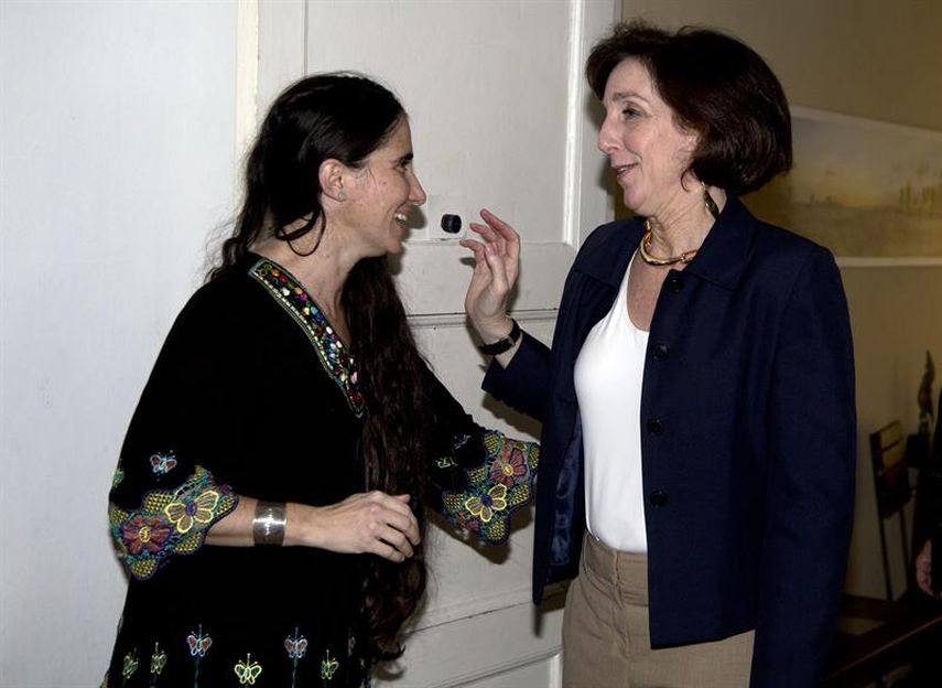 La secretaria del Departamento de Estado de EE.UU. para América Latina, RobertaJacobson (d), visita a la bloguera opositora cubana Yoani Sánchez. (EFE)