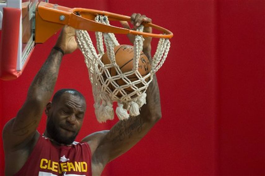 Río de Janeiro.- LeBron dice que es un honor estar entre los candidatos a jugar para Estados Unidos. (AP)