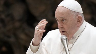 El papa Francisco imparte la bendición durante su audiencia general semanal en el aula Pablo VI del Vaticano, miércoles 24 de enero de 2024.&nbsp;