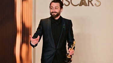 Kieran Culkin se alza con el Óscar al mejor actor de reparto.&nbsp;