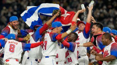 Los jugadores de Cuba celebran la victoria 4-3 ante Australia en los cuartos de final del Clásico Mundial de Béisbol, el miércoles 15 de marzo de 2023, en Tokio.