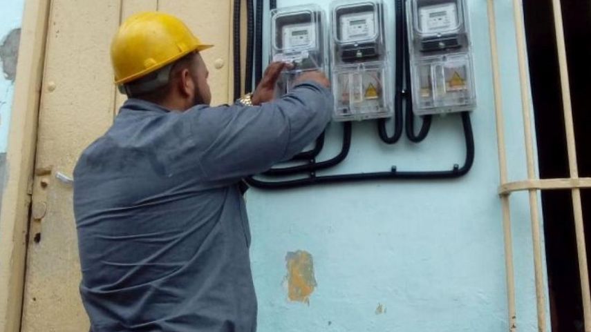 Un trabajador de la Empresa Eléctrica de Cuba.&nbsp;