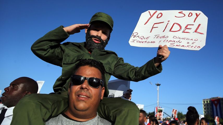 La parada militar y marcha del pueblo combatiente por el 58º aniversario de la Revolución cubana y los 60 años del Ejército Rebelde se celebró este lunes en La Habana, dedicada este año al recientemente fallecido dictador Fidel Castro.