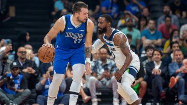 El guardia de los Dallas Mavericks, Luka Doncic # 77, está custodiado por el guardia de los Minnesota Timberwolves, Mike Conley # 10, durante el partido de pretemporada de la NBA entre los Dallas Mavericks y los Minnesota Timberwolves en el Etihad Arena en Abu Dhabi el 5 de octubre. &nbsp;