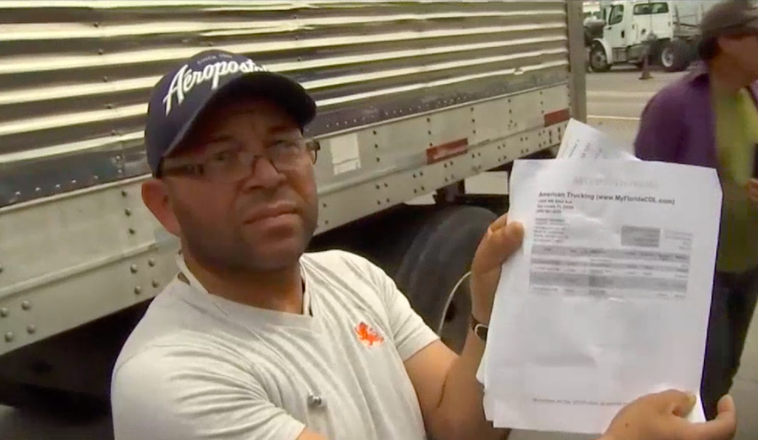 Uno de los camioneros muestra el recibo del pago del curso para obtener la licencia.&nbsp;