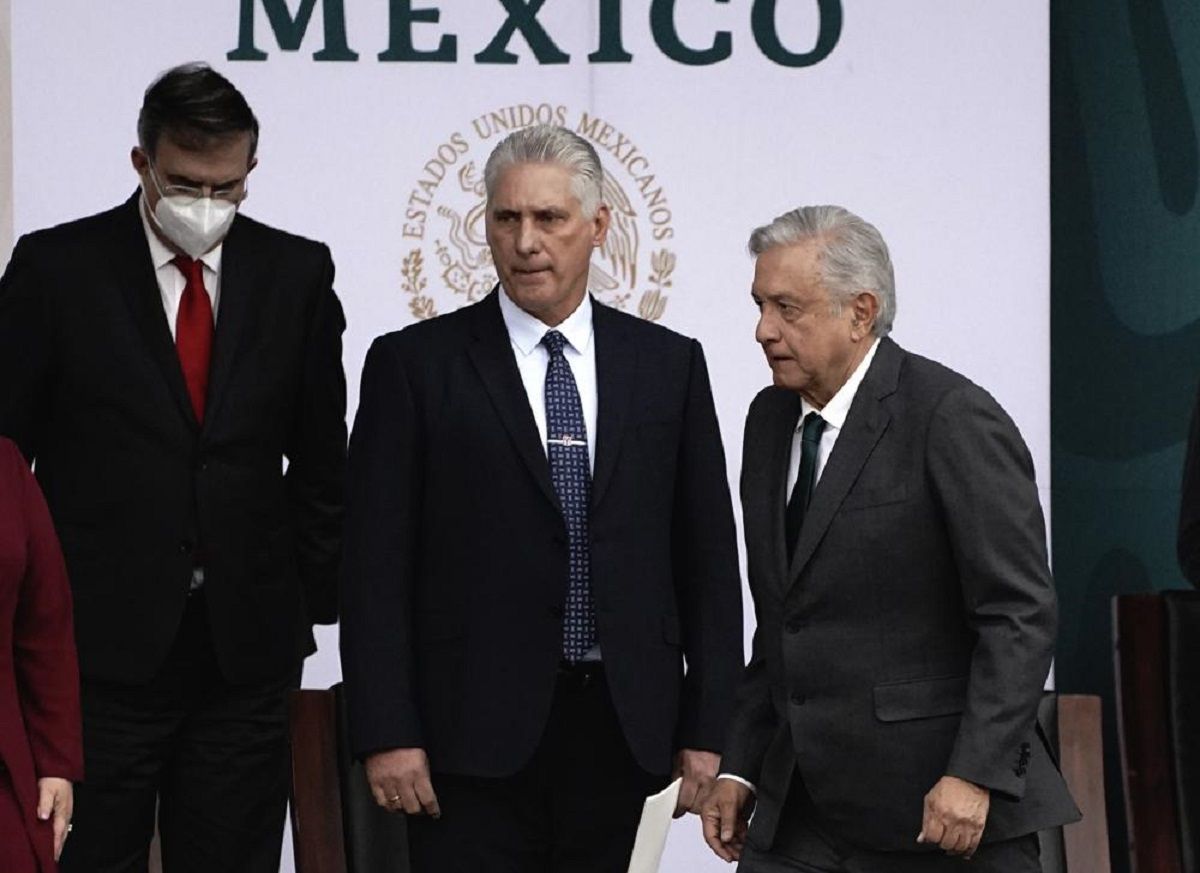 Dios los cría y el comunismo los junta Dios los cría y el comunismo los junta