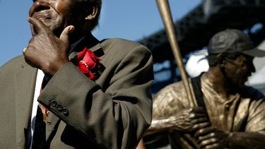 Minnie Miñoso participa en la presentación de su estatua en el estadio de los Medias Blancas de Chicago. Miñoso ha sido elegido para el Salón de la Fama.
