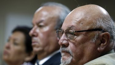 El abogado querellante Eduardo Contreras (d) asiste a la presentación del informe con los resultados de las pericias realizadas al cuerpo del poeta Pablo Neruda. (EFE)