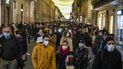Personas con cubrebocas caminan por una calle de Roma, el 30 de diciembre de 2021. 