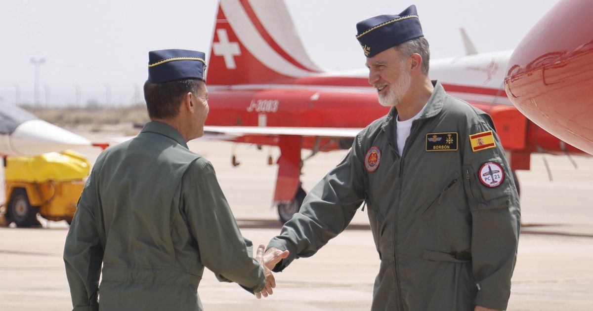 El rey Felipe VI prueba el avión de entrenamiento con el que se formará Leonor