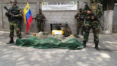 Militares venezolanos con cuerpos de paramilitares de Los Rastrojos abatidos.