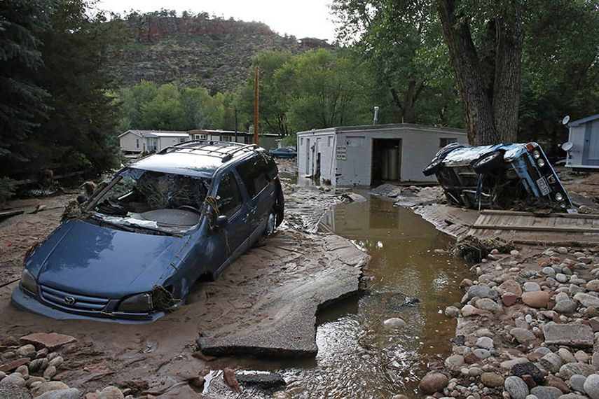 Vehículos volcados y cubiertos de lodo en Lyons, Colorado, el viernes 13 de septiembre de 2013.