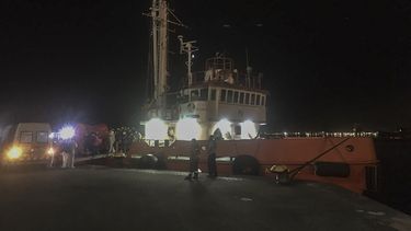 &nbsp; Imagen&nbsp;publicada por la Armada de Uruguay, donde los trabajadores m&eacute;dicos ayudan a transferir a los pasajeros de un crucero australiano en el puerto de Montevideo el 5 de abril de 2020.