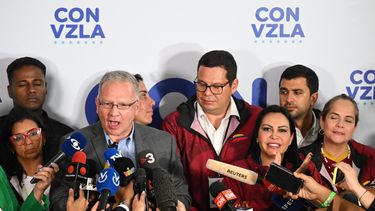Perkins Rocha, asesor legal del partido de oposición Vente Venezuela, habla con los medios de comunicación mientras espera los resultados de las elecciones presidenciales en Caracas el 28 de julio de 2024, comicios en los que el régimen de Nicolás Maduro es denunciado por fraude.