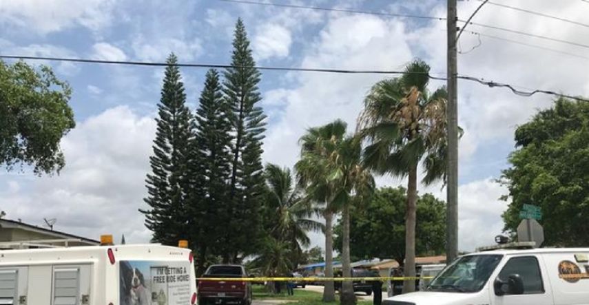 Las imágenes aéreas mostraban a varios agentes de policía frente a una casa, rodeada por una cinta amarilla.