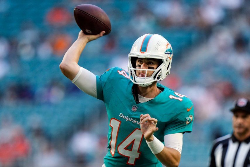El mariscal de campo de los Dolphins de Miami, Mike White, lanza el balón durante la primera mitad del duelo de pretemporada contra los Falcons de Atlanta, el 11 de agosto de 2023.