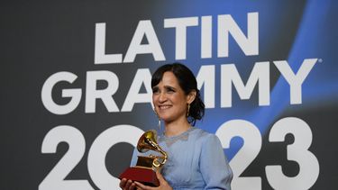 La música mexicana Julieta Venegas posa con su Premio al Mejor Álbum Pop Vocal durante la 24ª ceremonia anual de los Premios Grammy Latinos en el Centro de Conferencias y Exposiciones (FIBES) de Sevilla el 16 de noviembre de 2023. 