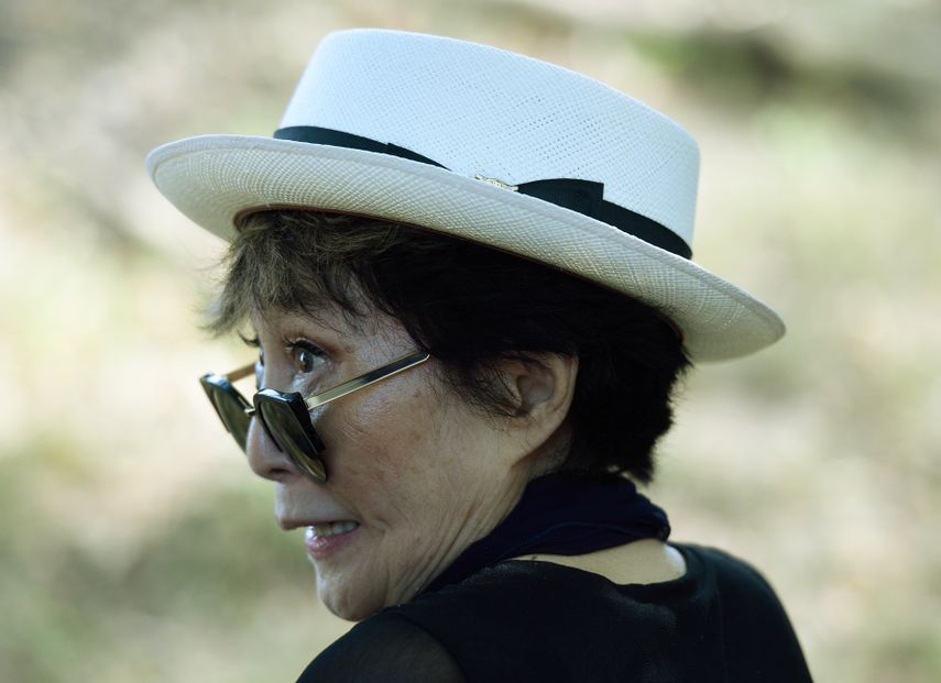 En esta foto de archivo, Yoko Ono mira durante la ceremonia de dedicación de un tapiz gigante, de Amnistía Internacional, en honor a John Lennon en Ellis Island el 29 de julio de 2015 en Nueva York.&nbsp;