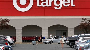Clientes fuera de una tienda de la cadena Target en Danvers, Massachusetts.&nbsp;