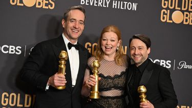 El actor inglés Matthew Macfayden, la actriz australiana Sarah Snook y el actor estadounidense Kieran Culkin posan con sus premios por la serie Succession en la sala de prensa durante la 81ª edición anual de los Globos de Oro,&nbsp;el 7 de enero de 2024. &nbsp; &nbsp;