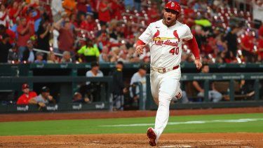 El venezolano Willson Contreras, de los Cardenales de San Luis en las Grandes Ligas, anota una carrera en un juego, el 25 de agosto de 2025.