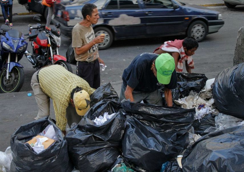 Ecomistas prevén un escenario mayor de personas comiendo de la basura en el pais sudamericano. La gente comerá menos